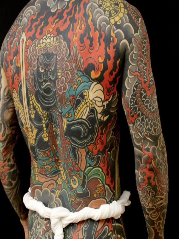 Những mảng màu rực rỡ xen kẽ màu tối, tạo nên sức hút không thể rời mắt. Full body tattoo Nhật cổ là lựa chọn táo bạo dành cho những tâm hồn mạnh mẽ.