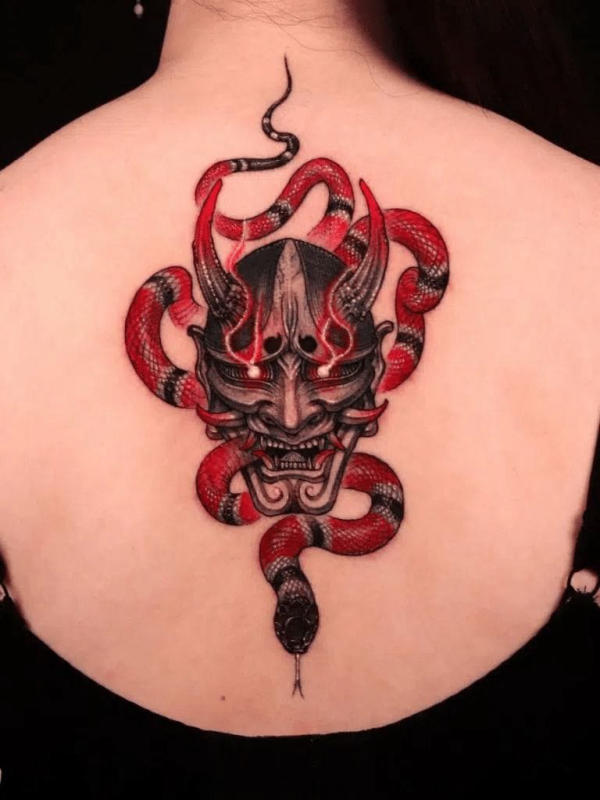 Mẫu tattoo con rắn quấn quanh mặt quỷ đặt tại vị trí lưng được nhiều người yêu thích. Mặt nạ Oni đại diện cho quỷ hoặc linh hồn trong văn hóa dân gian Nhật Bản. Kết hợp với rắn để tăng thêm ý nghĩa về sự bảo vệ, sự tái sinh hoặc sự nguy hiểm