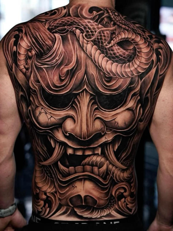 Các mẫu hình xăm quỷ ở lưng thường được lấy cảm hứng từ nghệ thuật irezumi Nhật Bản, với thiết kế đầy màu sắc và chi tiết tinh xảo